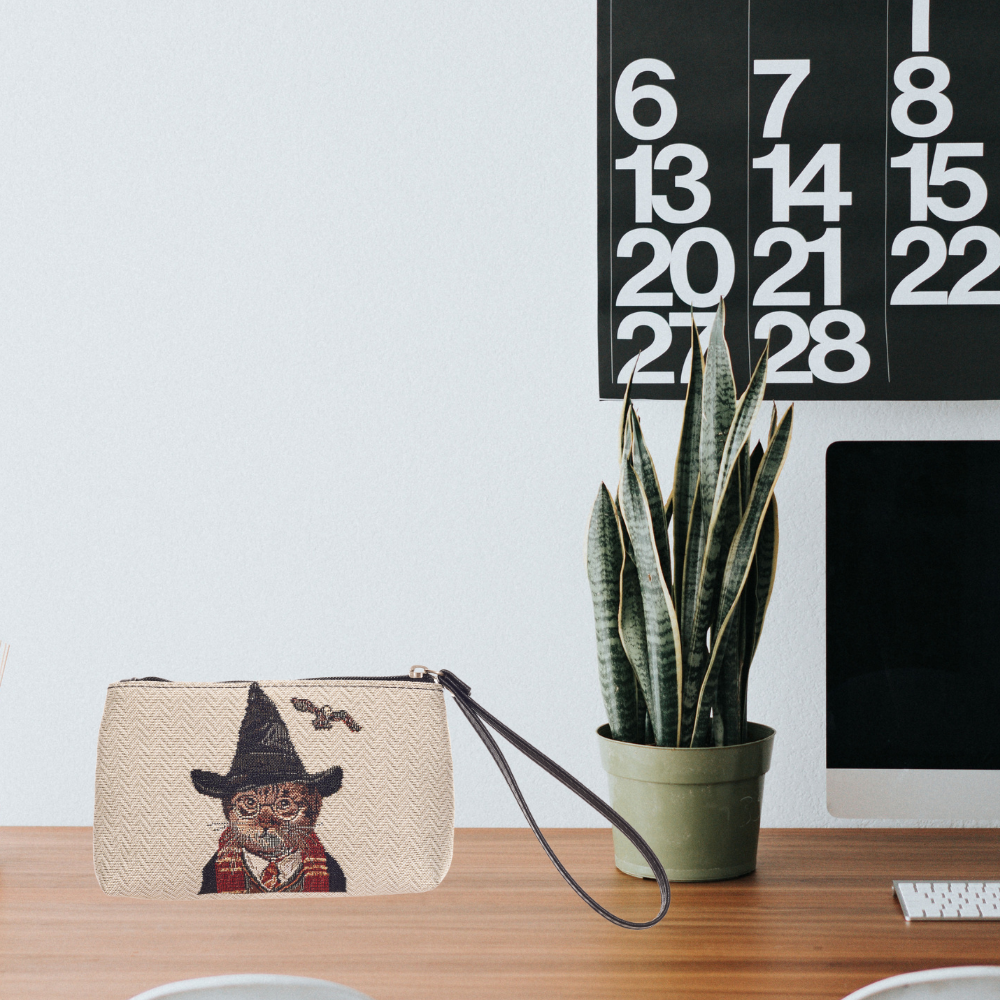 Wristlet “Magical Cat” – Bolsa de Pulso Têxtil Vegana